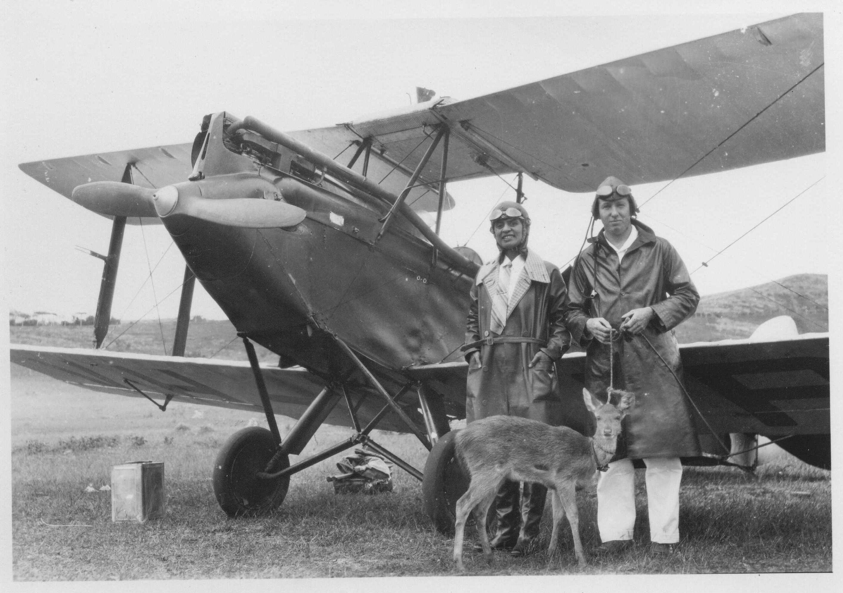 01_Victor Roffey et son Golden eagle avec lequel il a réalisé la première liaison Nouvelle-Calédonie-Australie en 1931