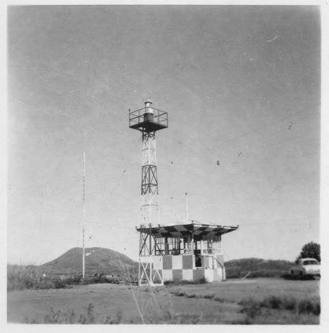 24_Nouméa-La Tontouta, la tour de contrôle dans les années 1950. ANC 1_Num_5-183_600000