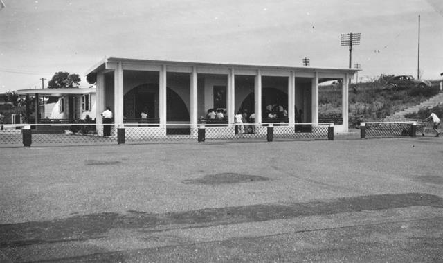 27_Nouméa-La Tontouta, aérogare et aire de stationnement, 1948-56. ANC 1_Num_5-029