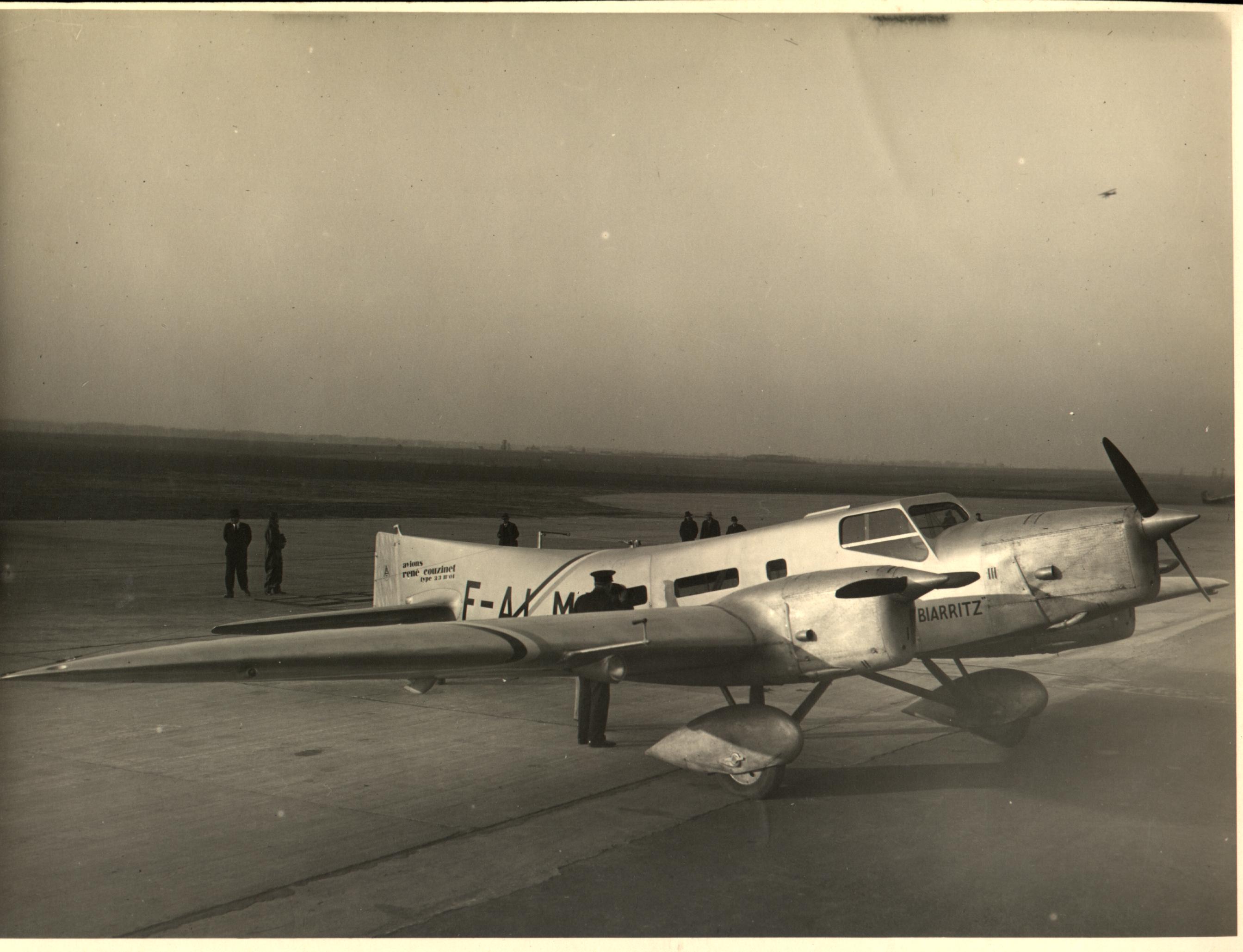 03_Le Biarritz, piloté par Charles de Verneuil, premier avion à effectuer la liaison Paris-Nouméa, soit 21 000 km, du 9 mars au 5 avril 1932.